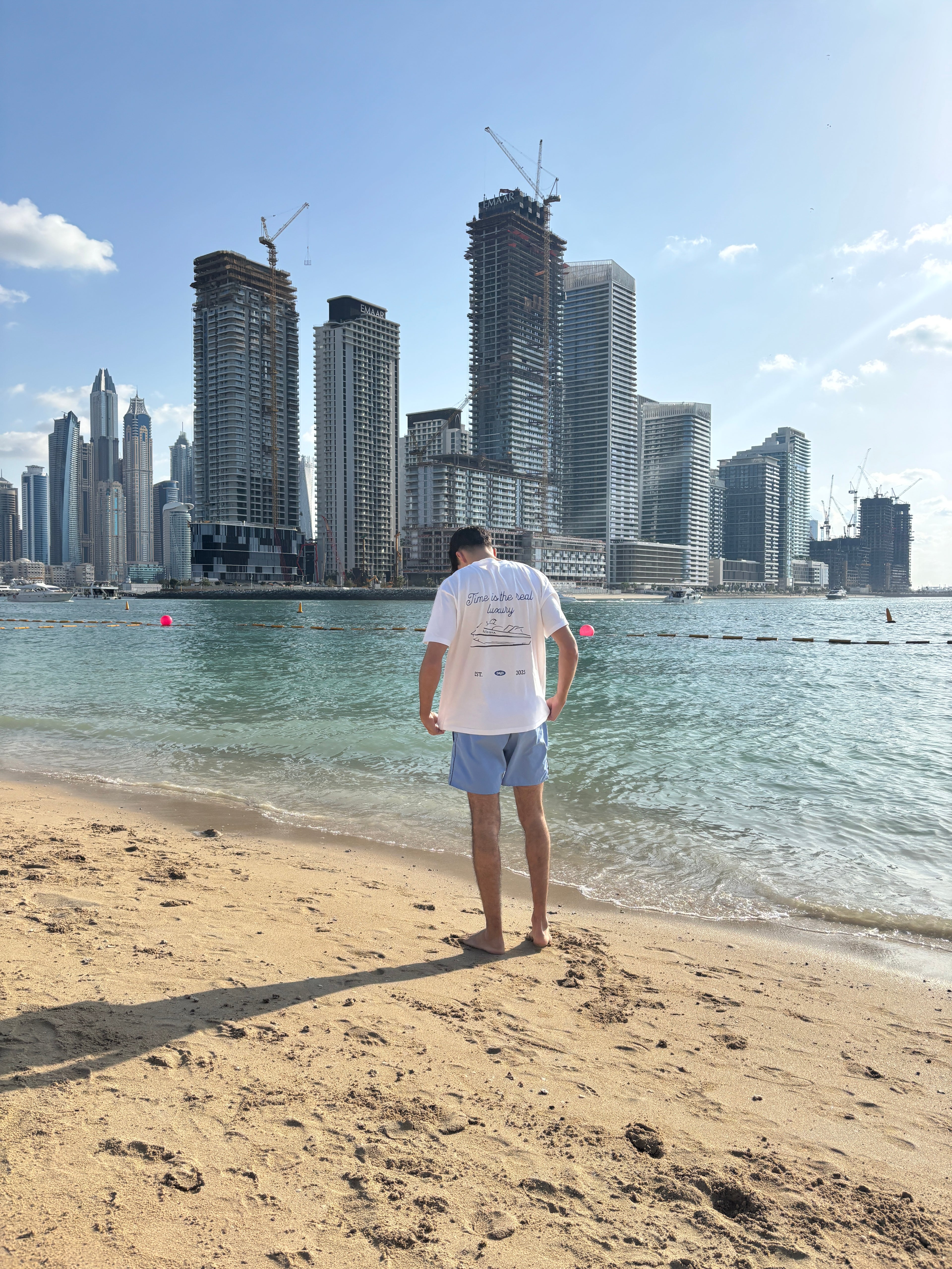 Camiseta Relevance "Time is the real luxury" – Blanco