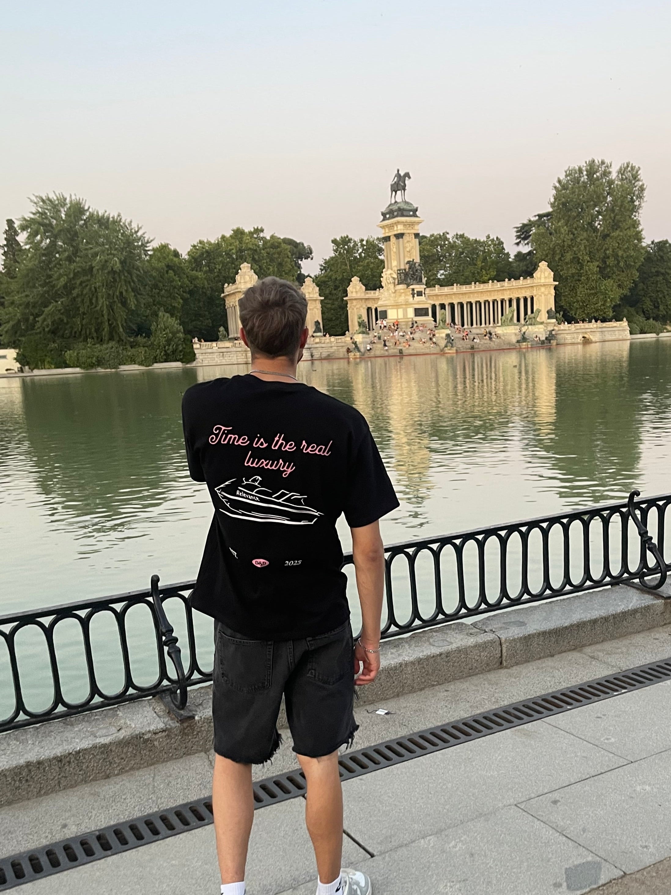 Camiseta Relevance "Time is the real luxury" - Negro