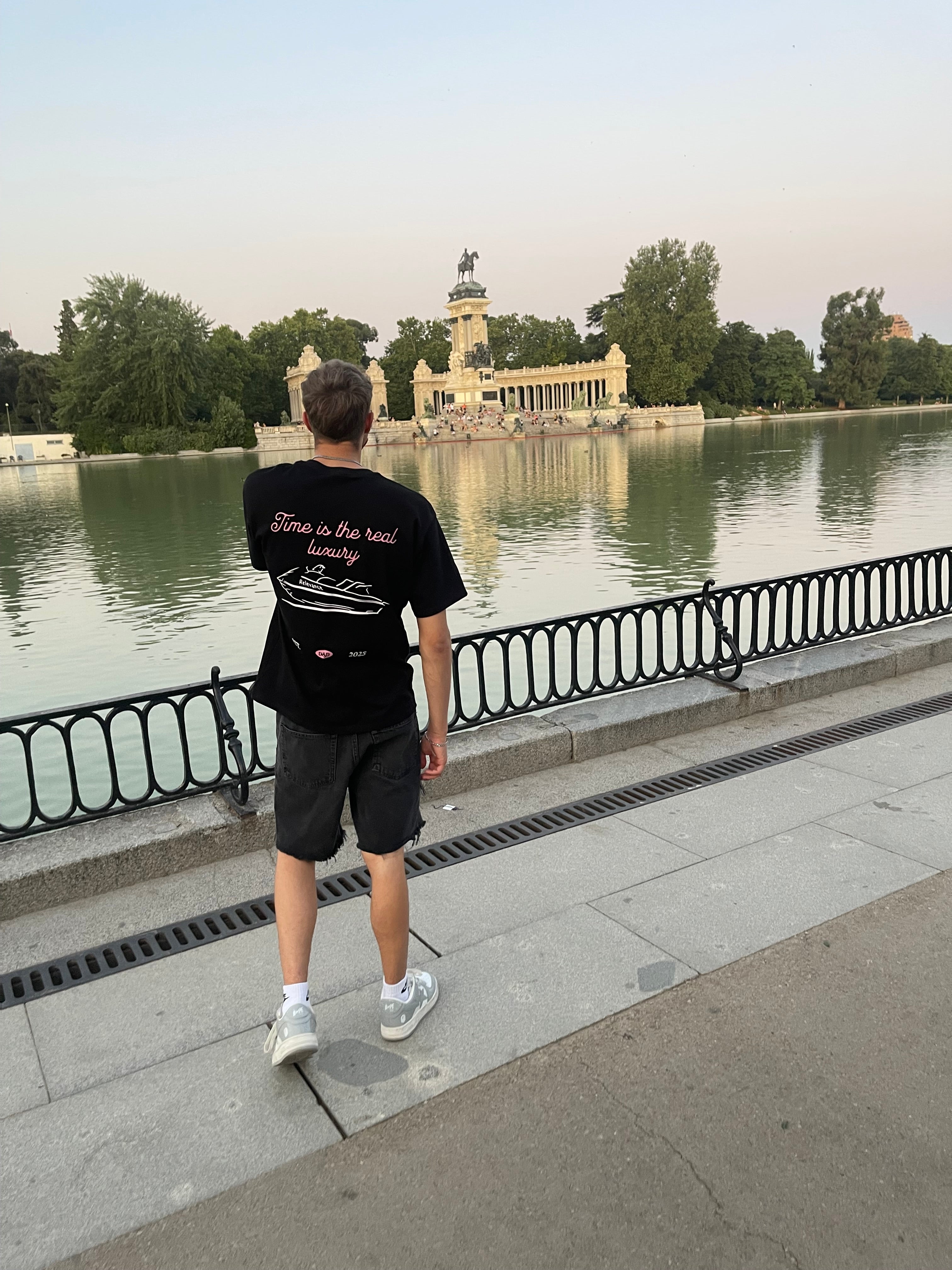 Camiseta Relevance "Time is the real luxury" – Negro