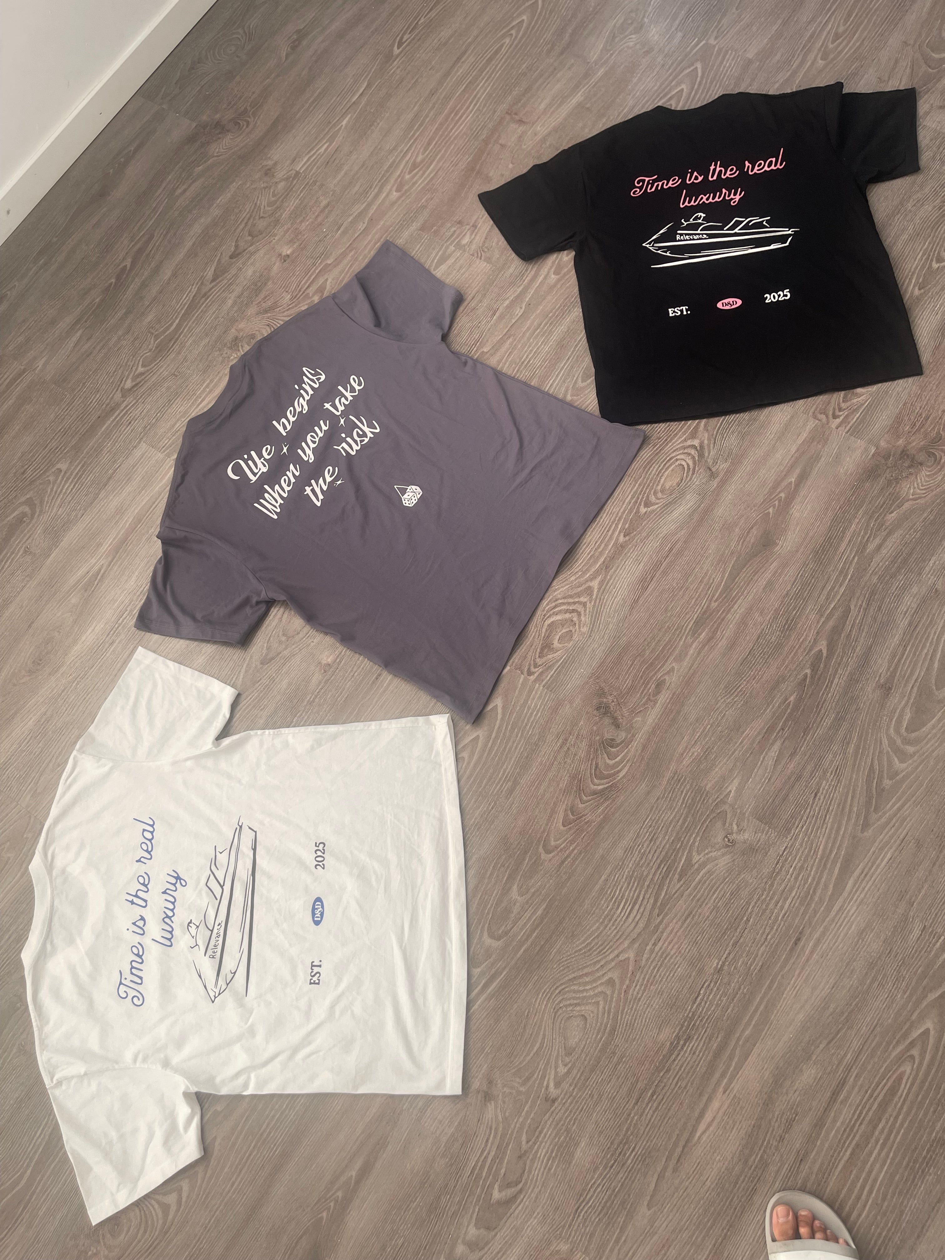 Camiseta Relevance "Time is the real luxury" – Blanco