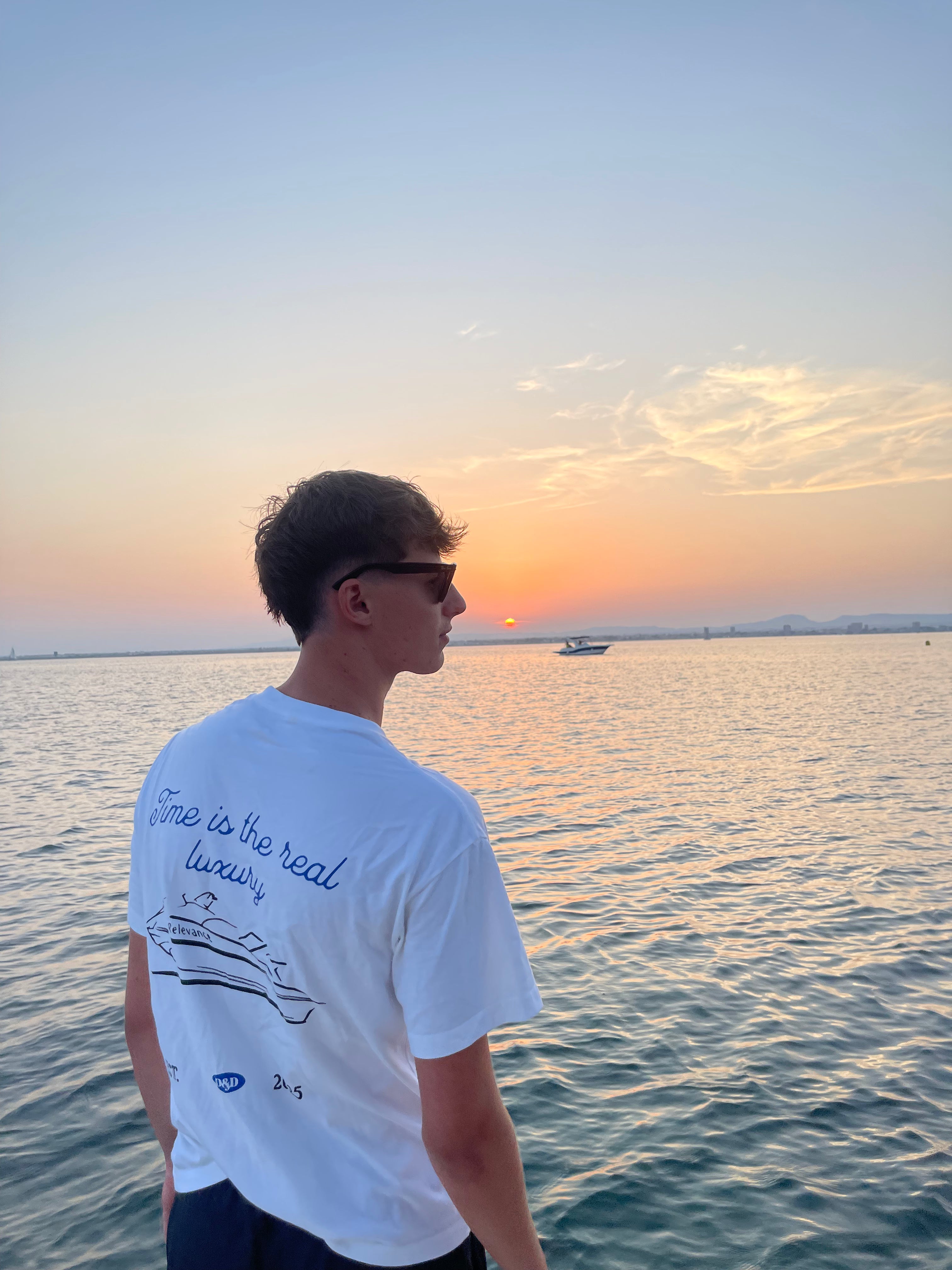 Camiseta Relevance "Time is the real luxury" – Blanco