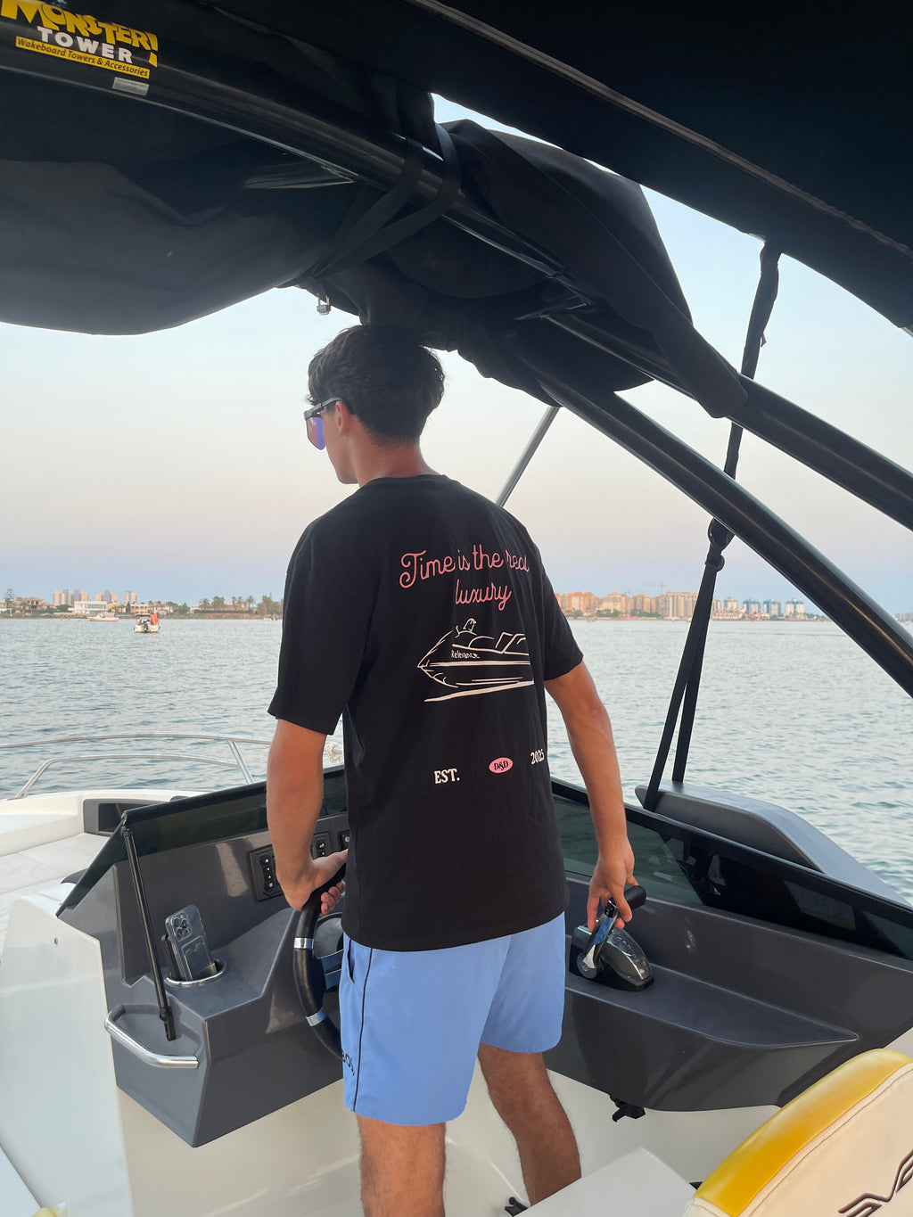 Camiseta Relevance "Time is the real luxury" – Negro