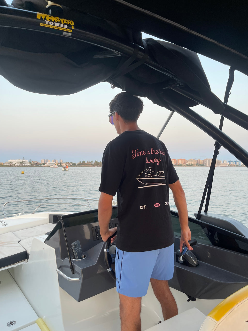 Camiseta Relevance "Time is the real luxury" – Negro