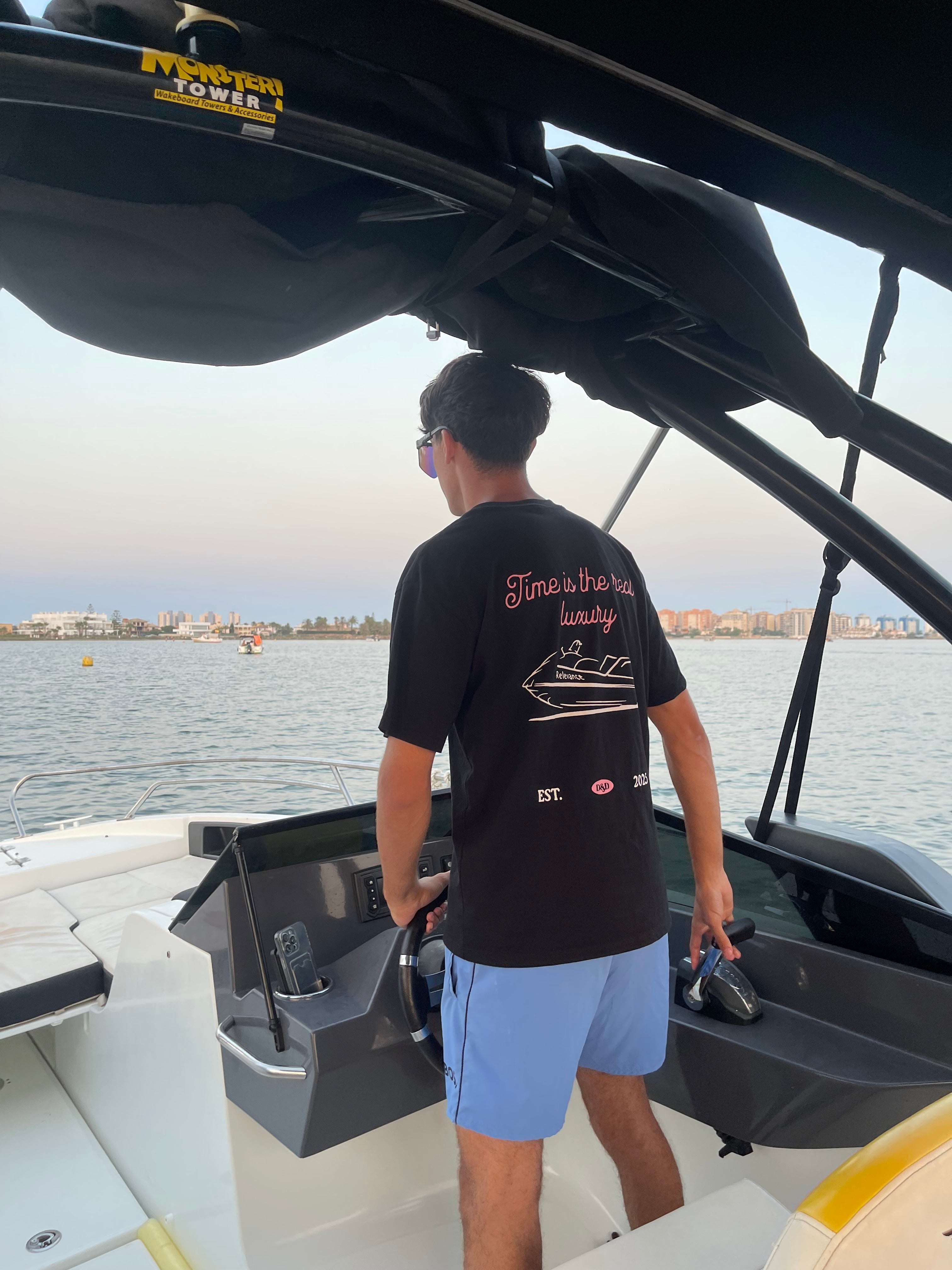 Camiseta Relevance "Time is the real luxury" – Negro