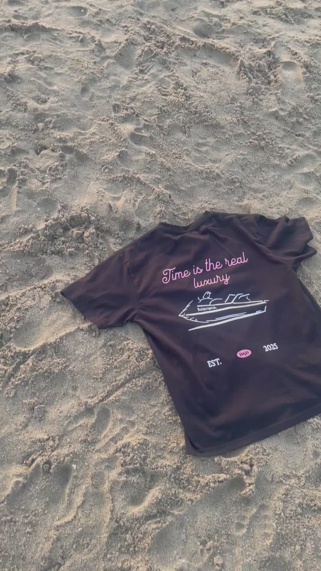 Camiseta Relevance "Time is the real luxury" – Negro