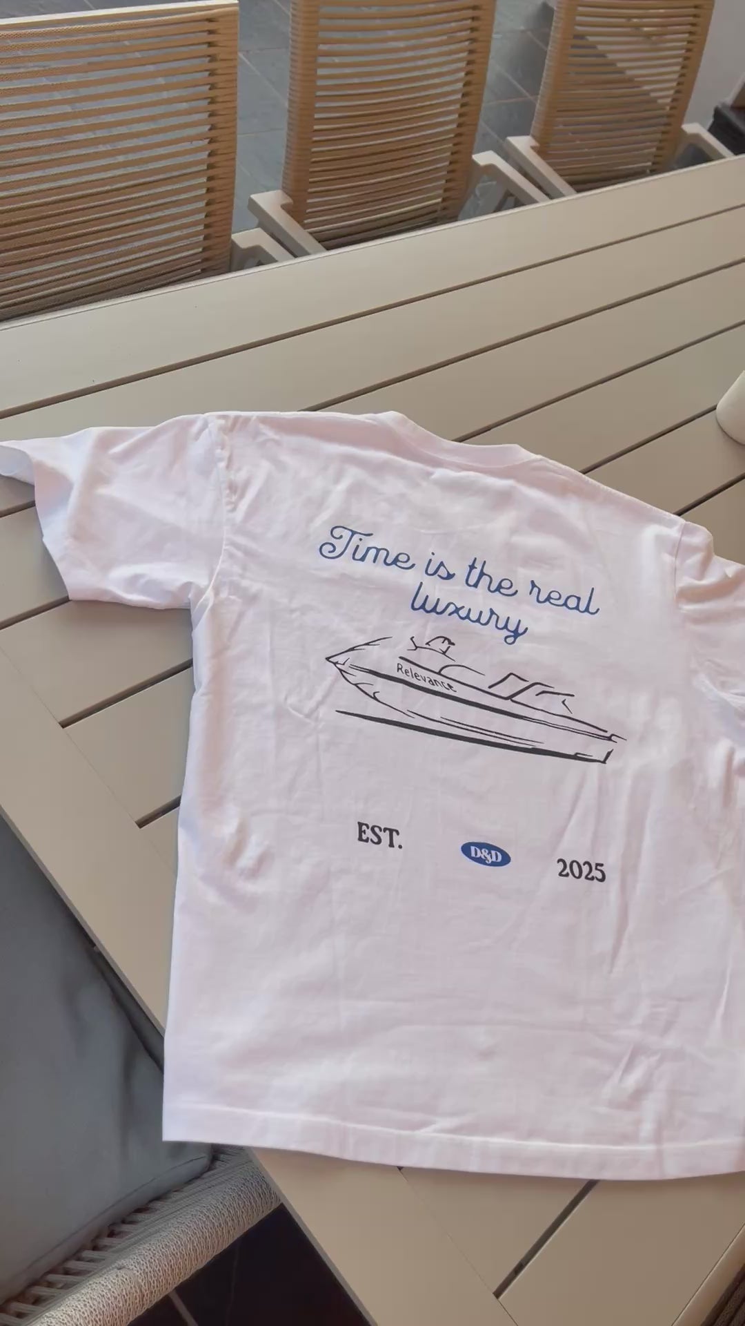 Camiseta Relevance "Time is the real luxury" – Blanco